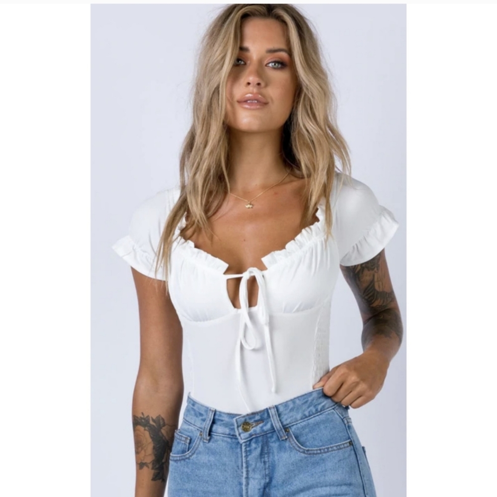 Princess Polly 2 NWT White Ruffled Eyelet Tie Neck Short Cap Sleeve Bodysuit